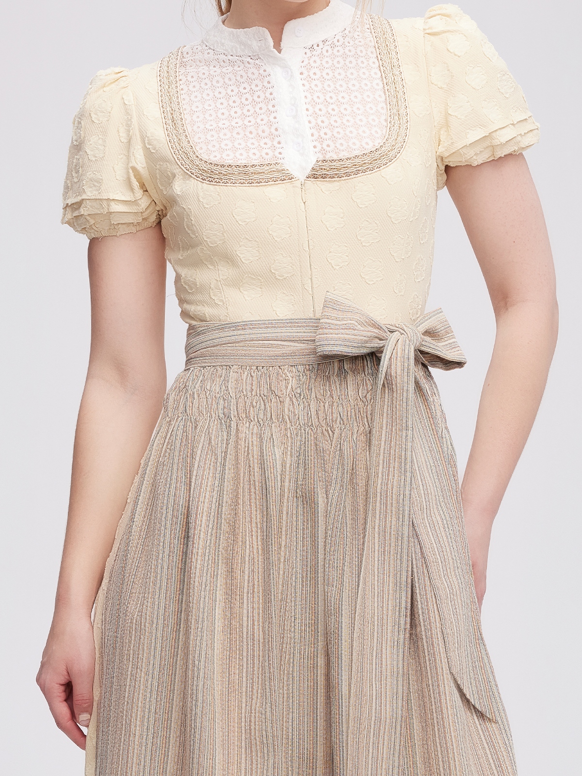 Dirndl in Gelb – perfekt für sommerliche Festivals