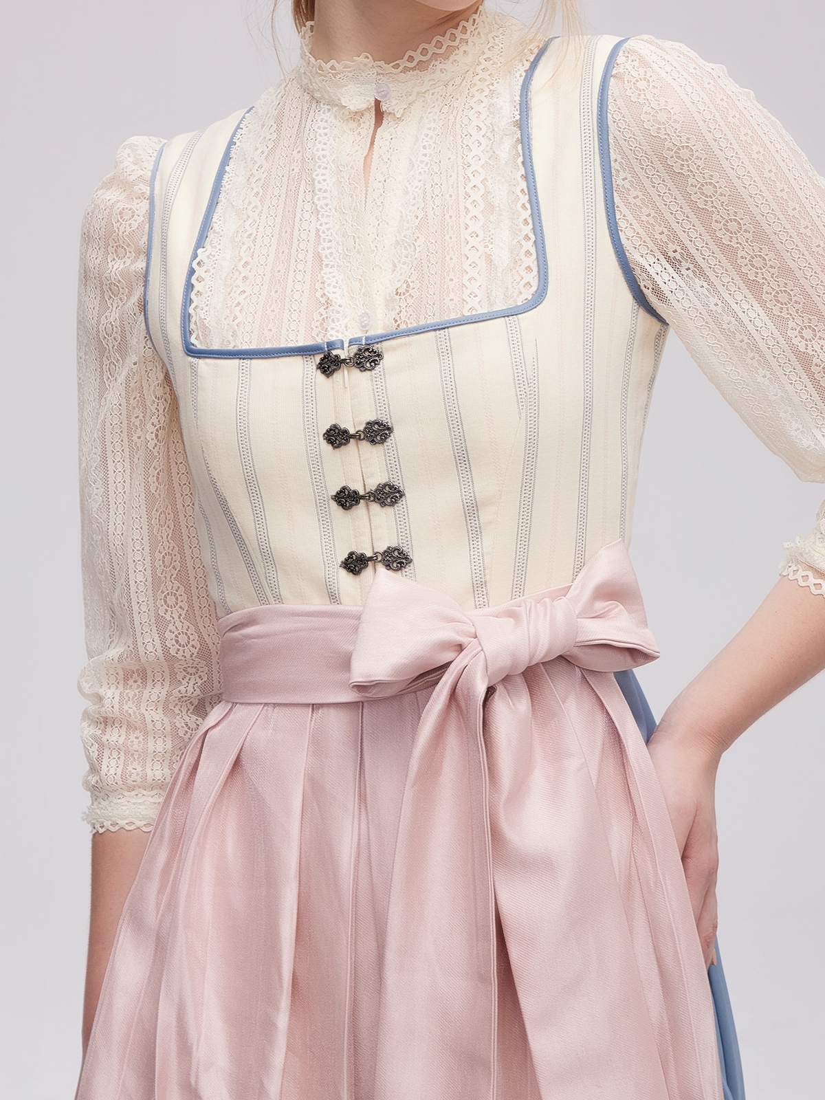 Modernes Dirndl in Beige mit grünen Akzenten