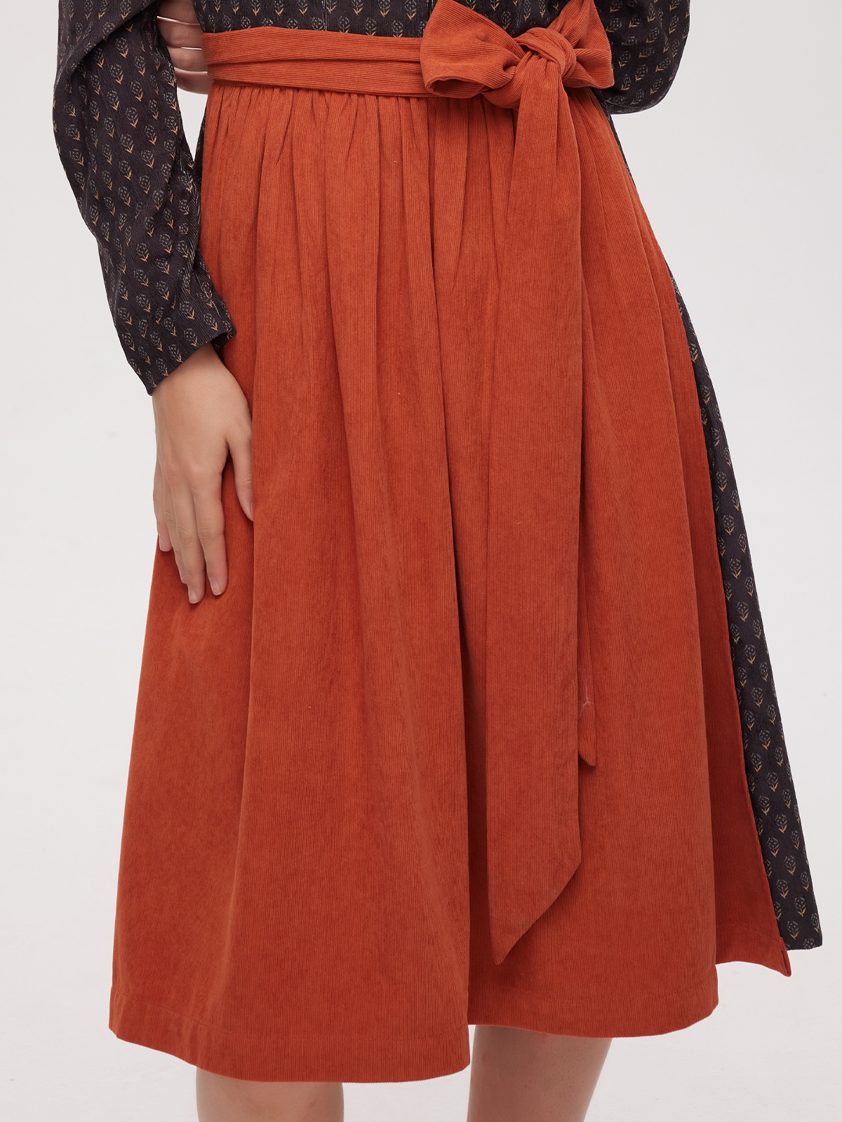Elegantes braun Dirndl mit traditioneller Stickerei