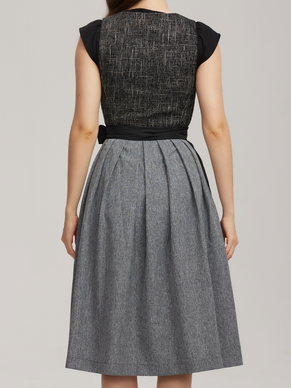 Elegantes schwarzes Dirndl mit Spitzenbluse