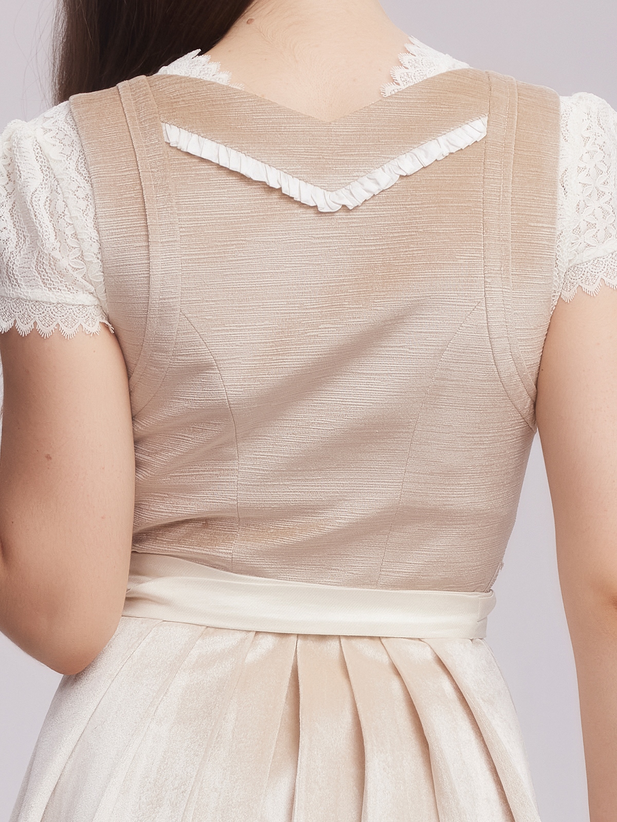 Dirndl in Braun mit modernem Schnitt