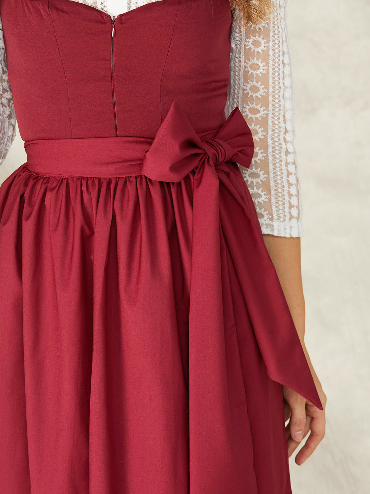 Dirndl in Rot – ein klassisches Modell für Festivals und Volksfeste