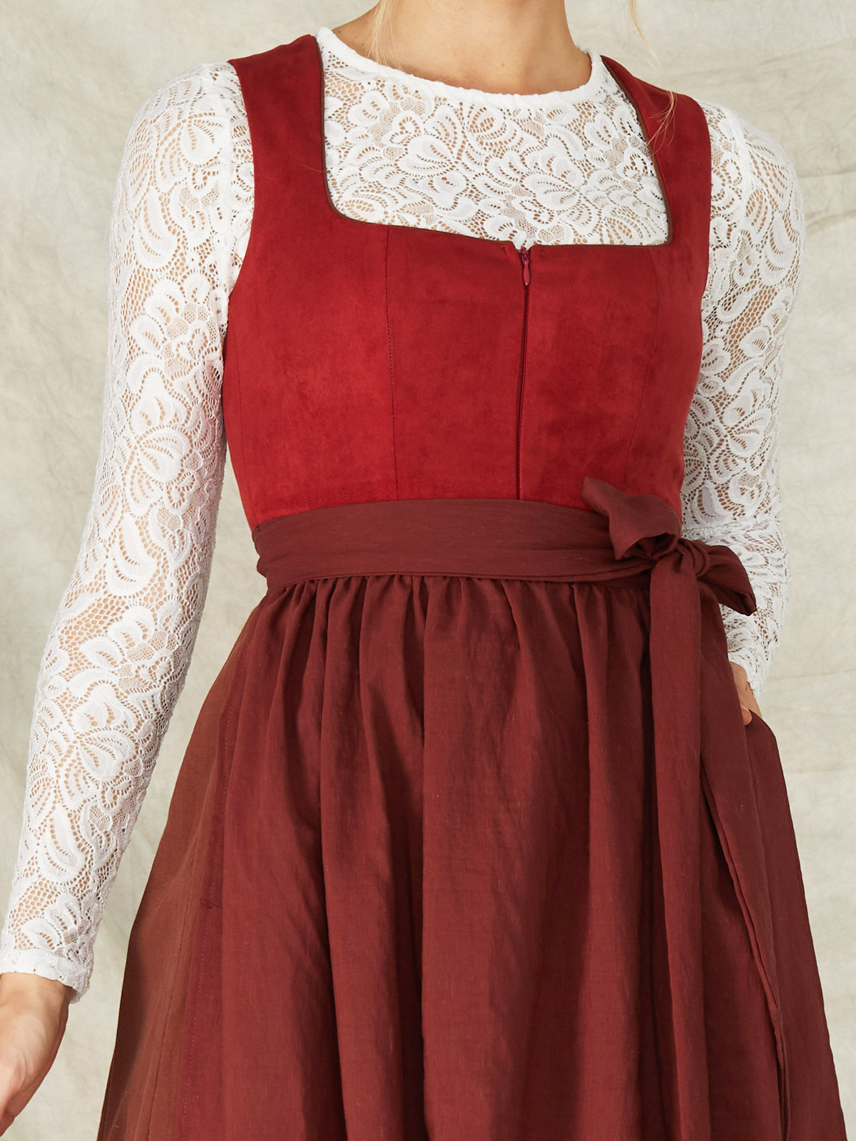 Mini-Dirndl in Rot