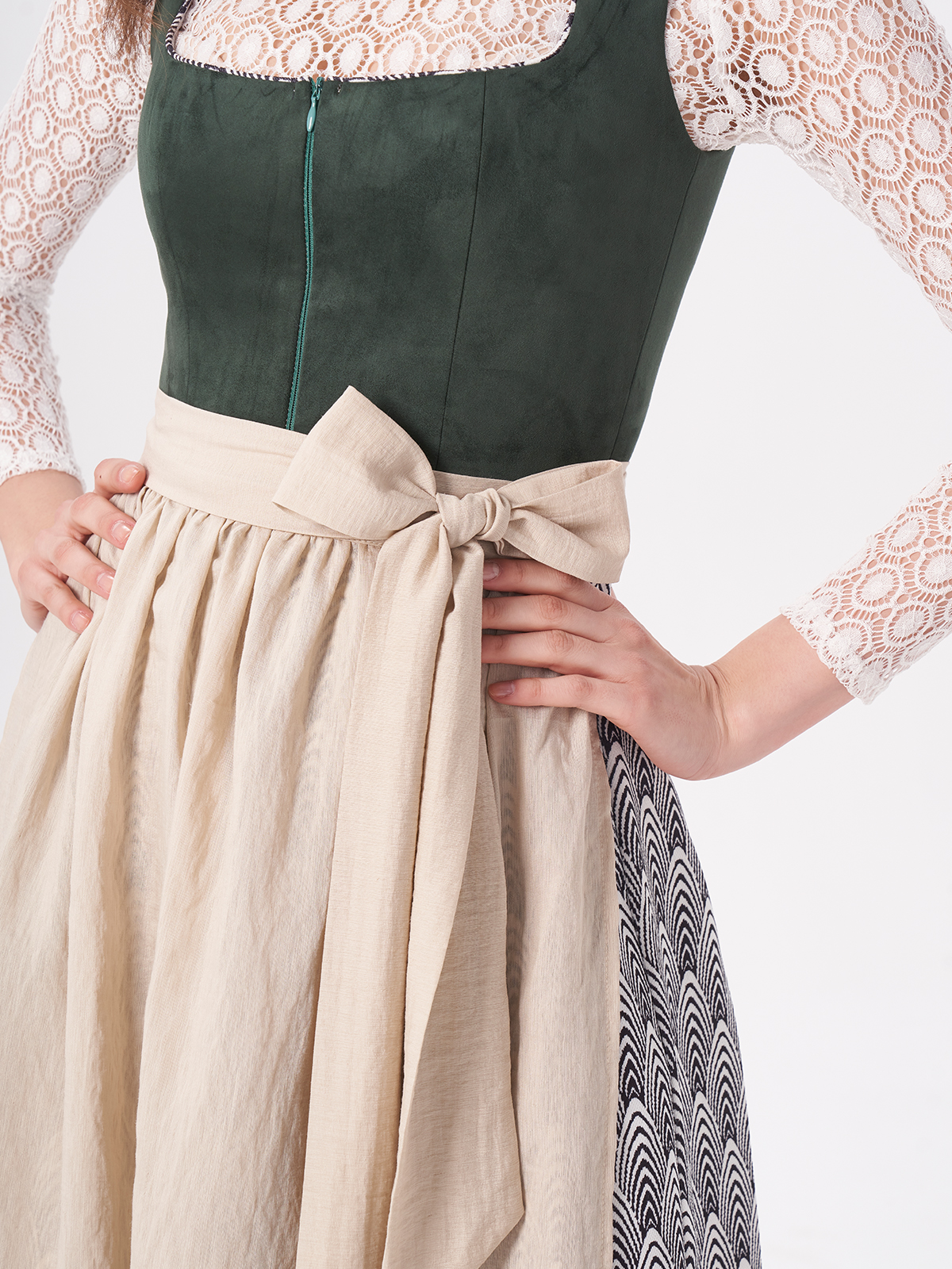 Hochgeschlossenes grünes Dirndl mit feinen Details