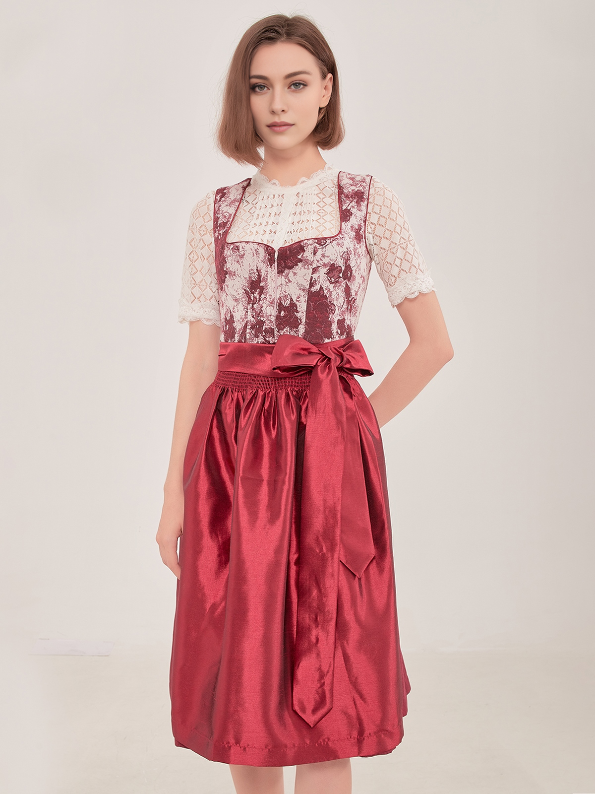 Dirndl aus Samt in Rot