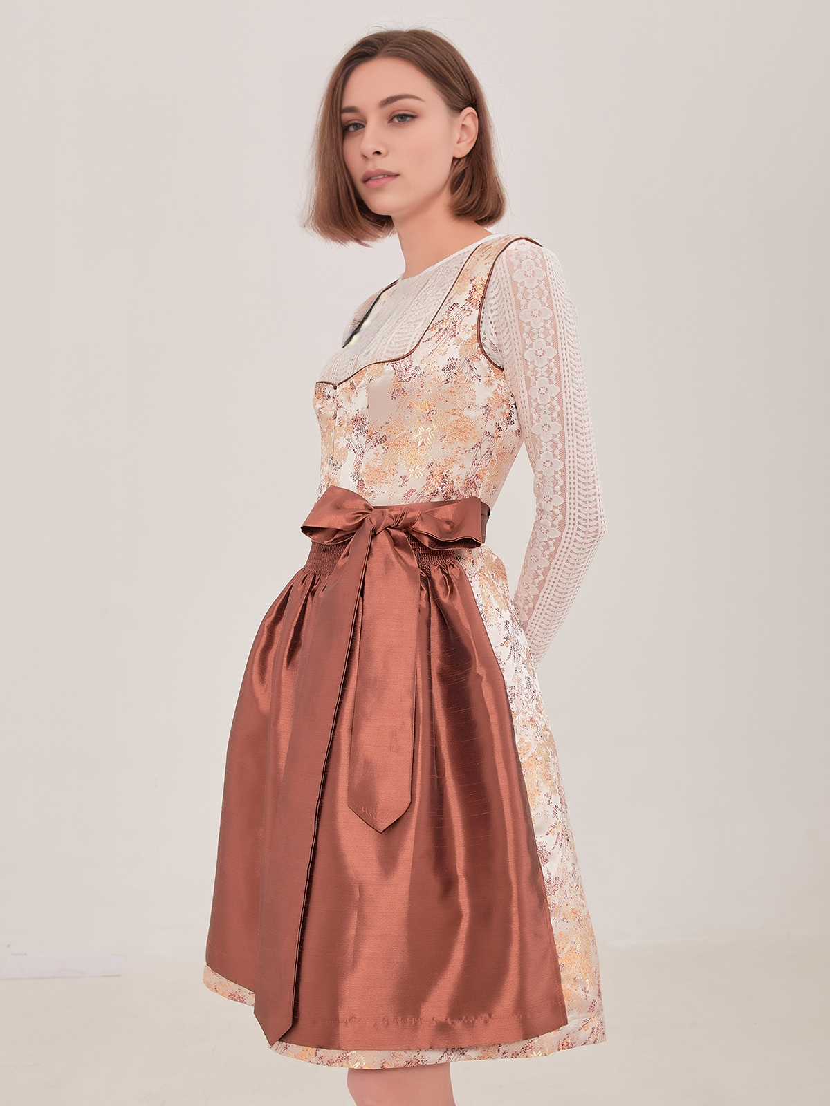 Dirndl mit elegantem Ausschnitt