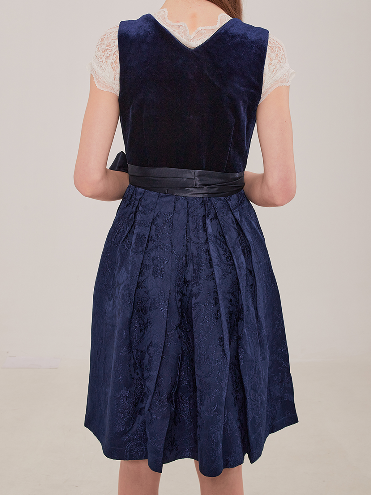 Dirndl in Blau mit floralen Details