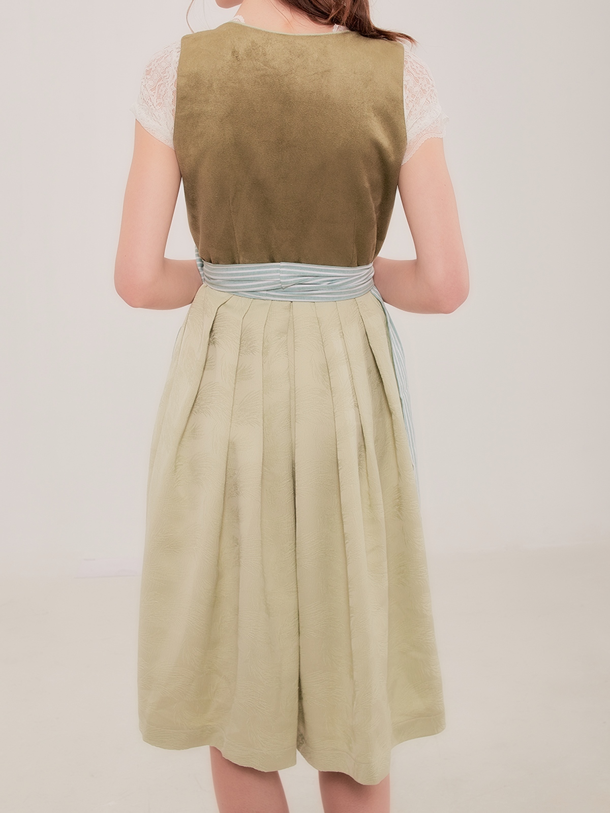 Dirndl Blau mit floralen Details
