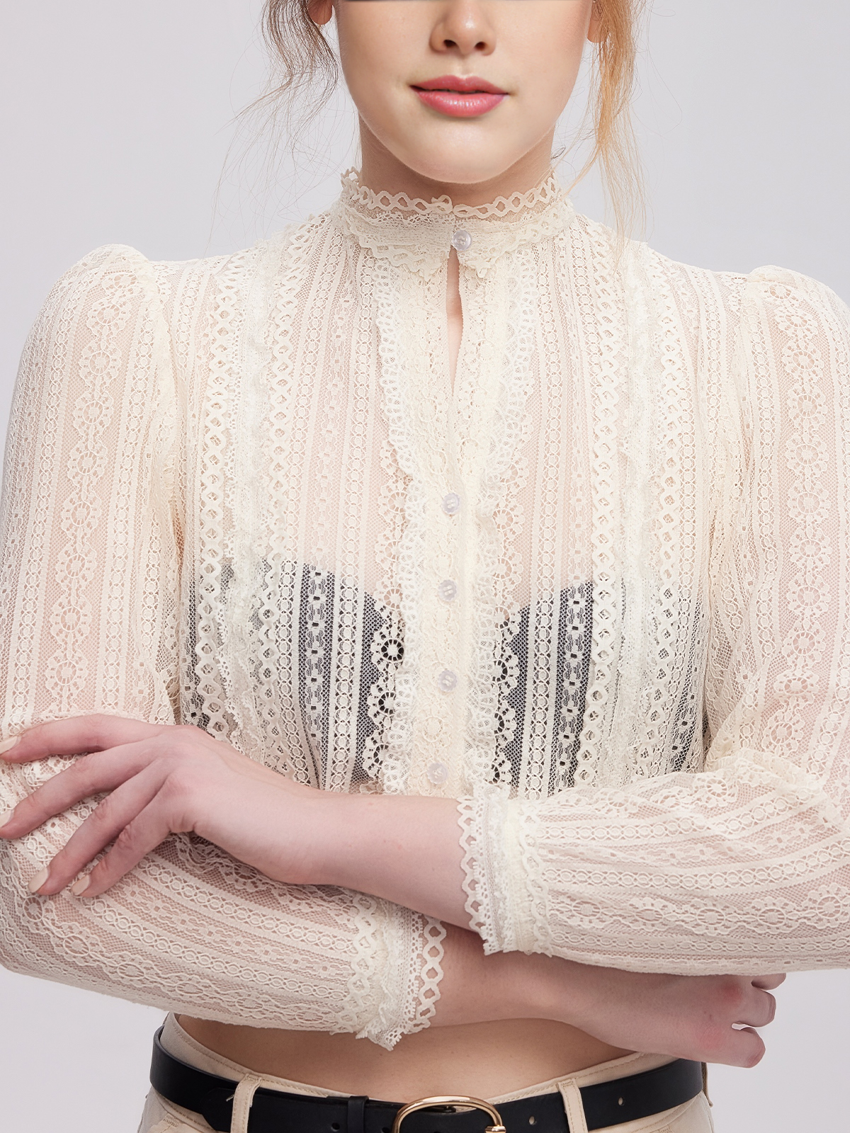 Ein beiges Ja Mei Dirndl mit Spitzenbluse – zeitlos elegant