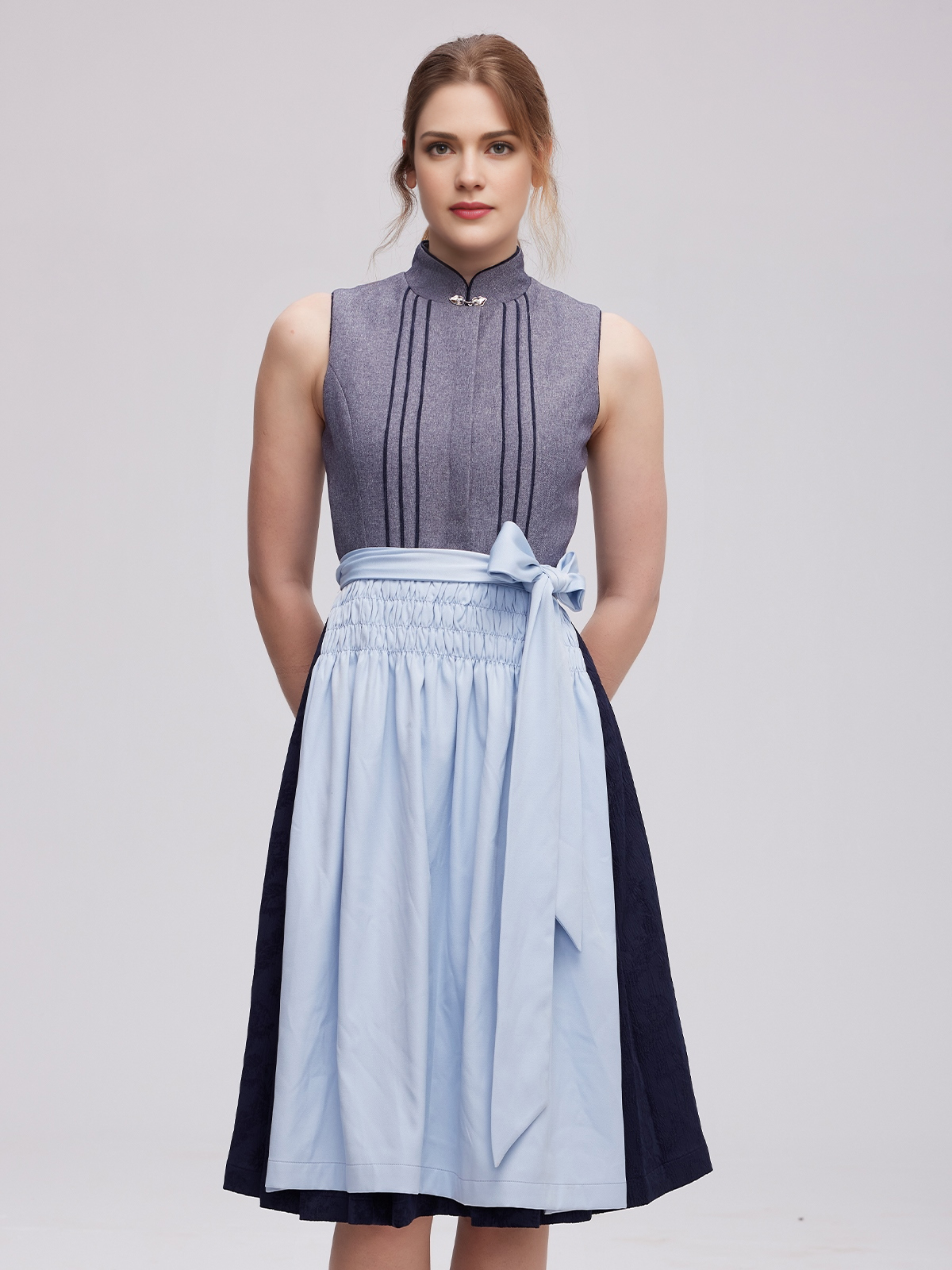 Dirndl in Grau mit rosa-blauen Akzenten