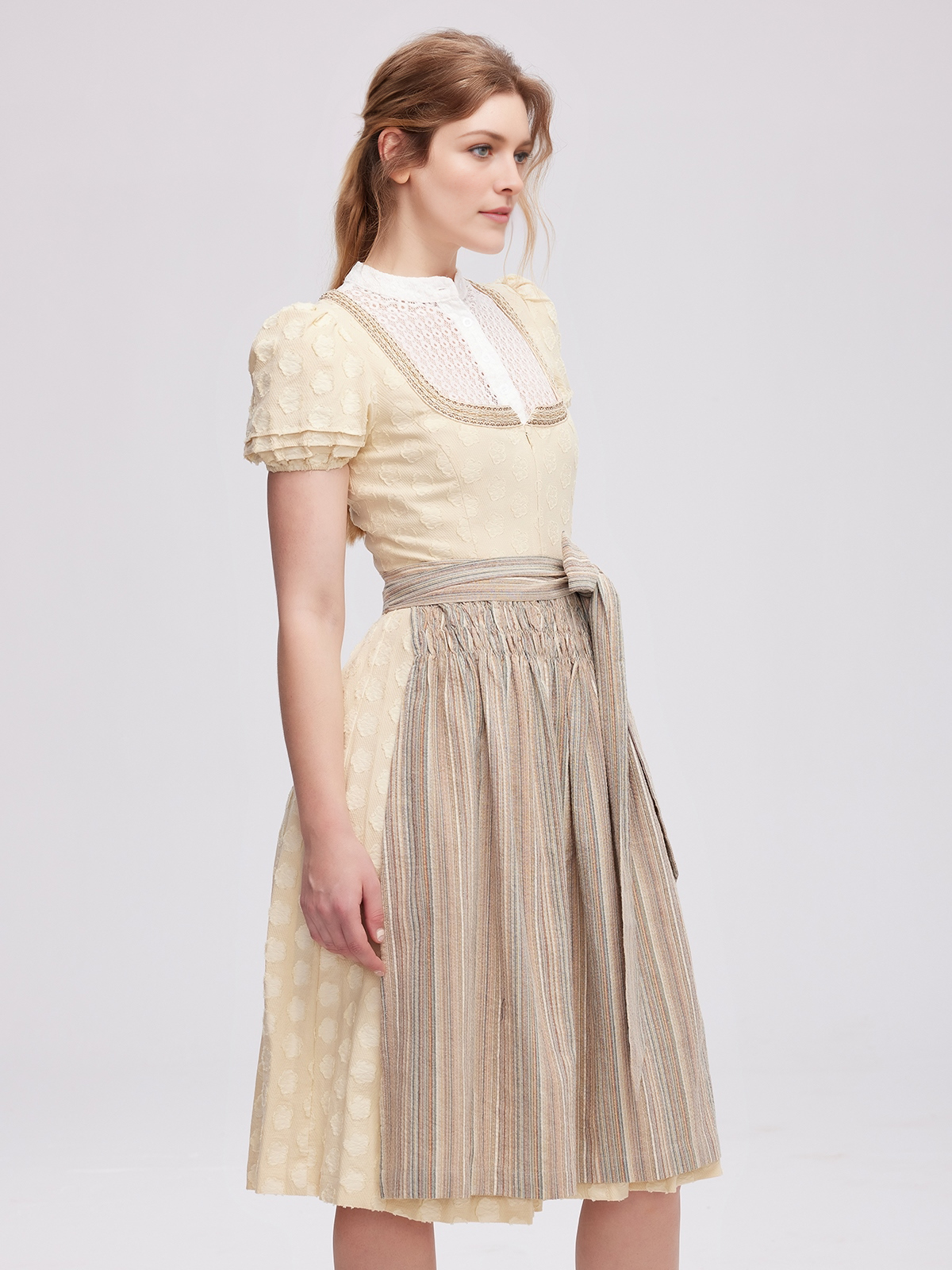 Dirndl Eisblau in eleganter Pose