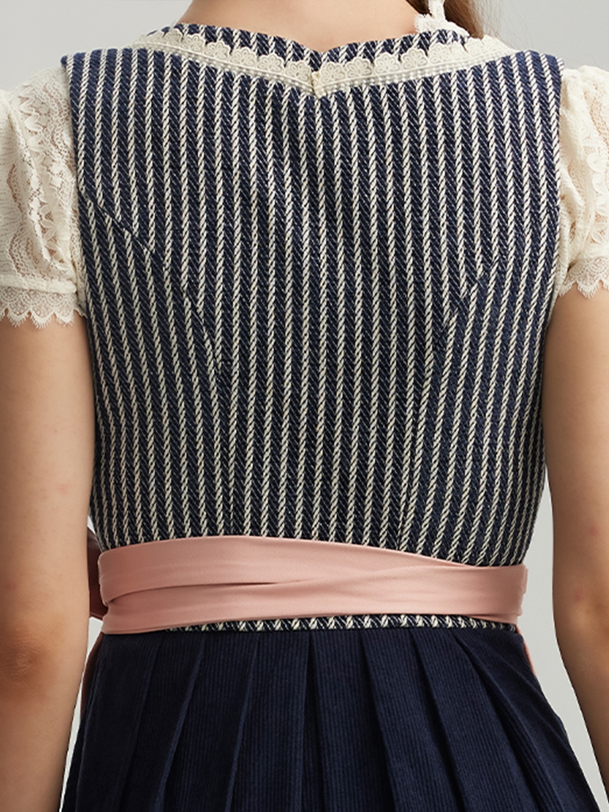 Schwarzes Trachtenkleid mit blauer Schürze