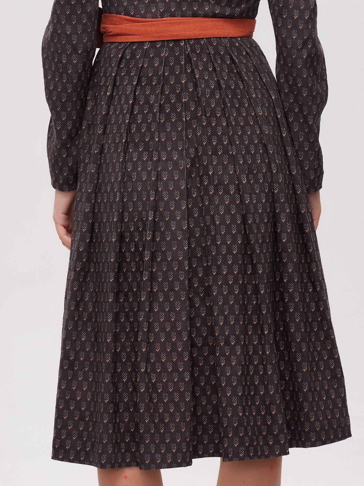 Dirndl in Schwarz mit traditioneller Bluse