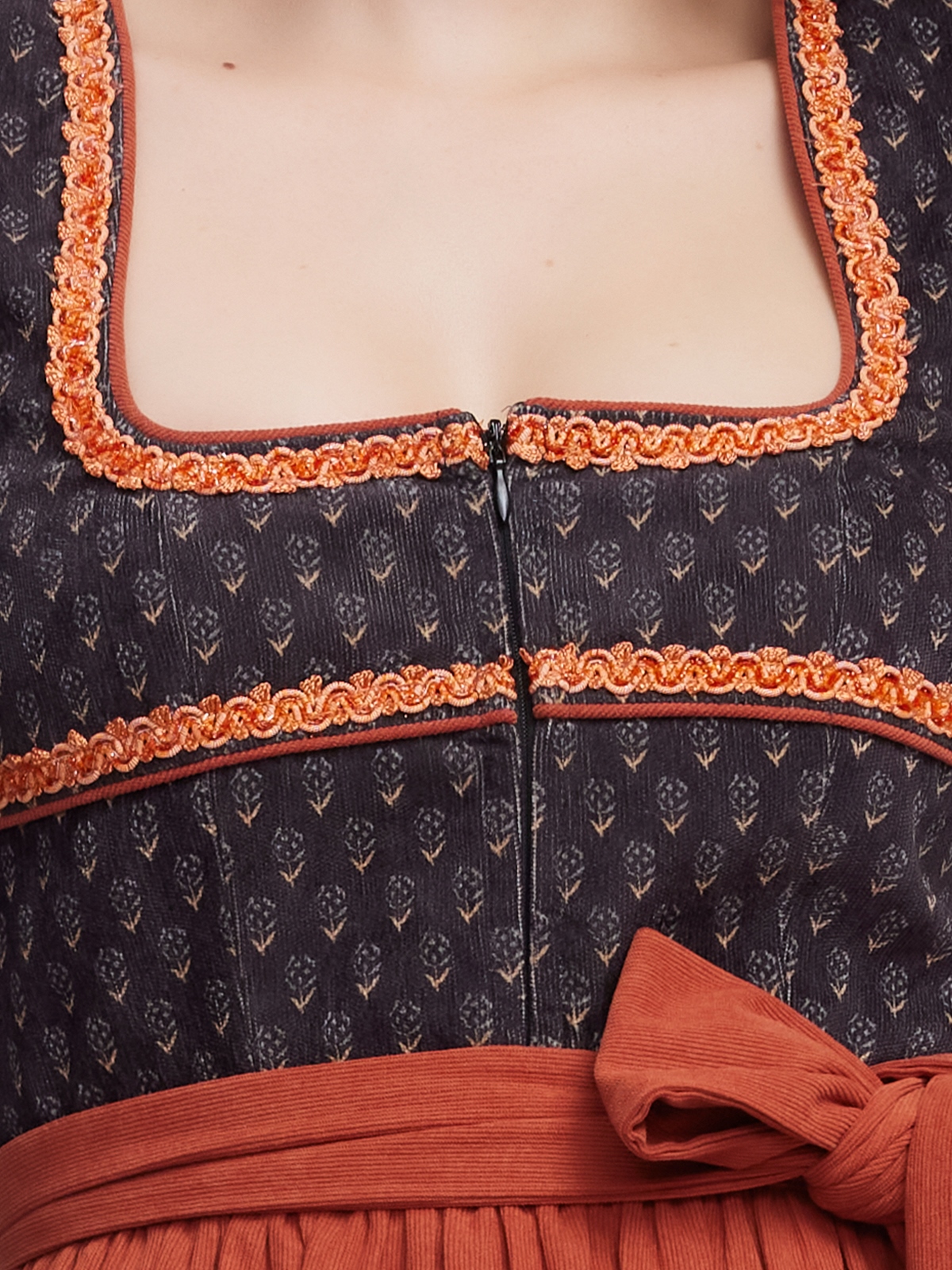 Dirndl Bluse Damen in Schwarz mit Spitzenbesatz