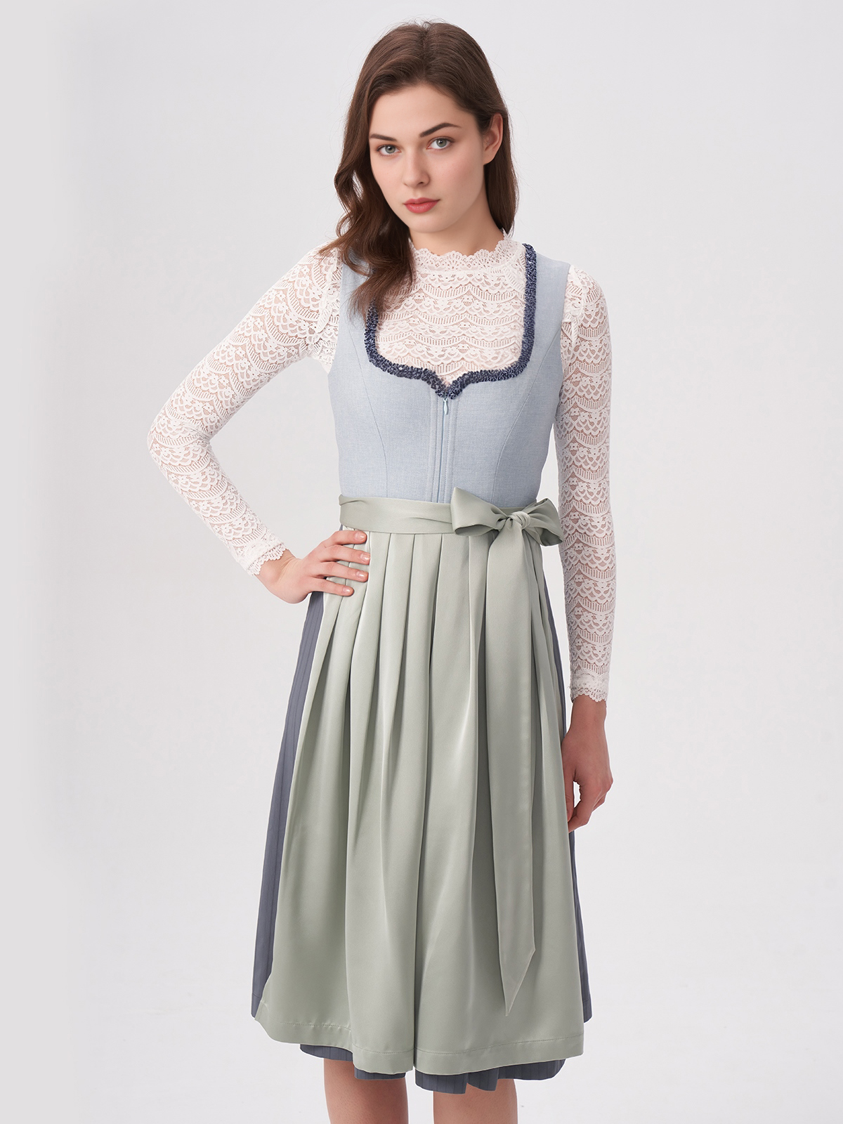 Dunkelgrünes Dirndl mit floralen Details