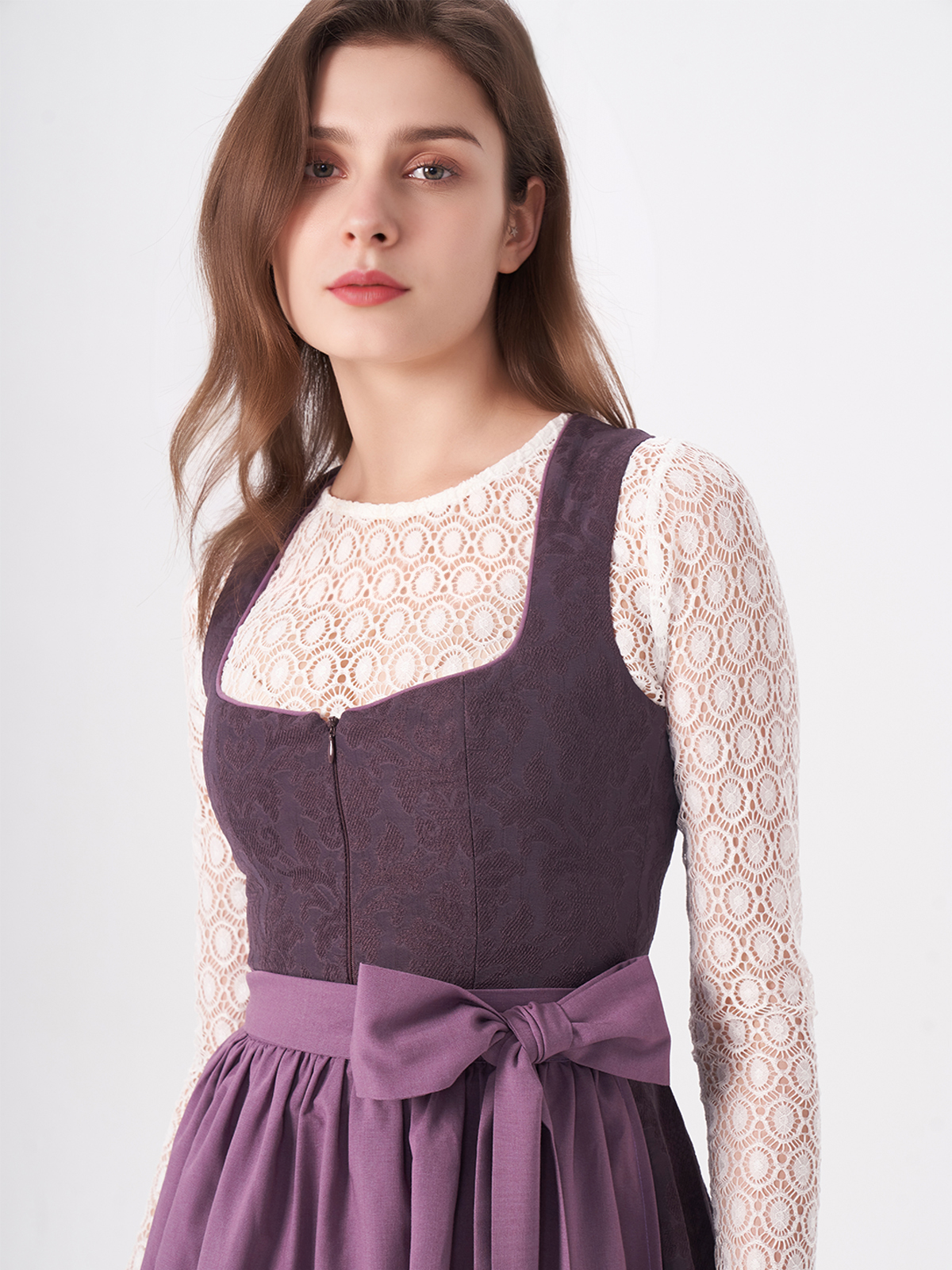 Ein elegantes grünes Samt-Dirndl mit aufwendiger Stickarbeit