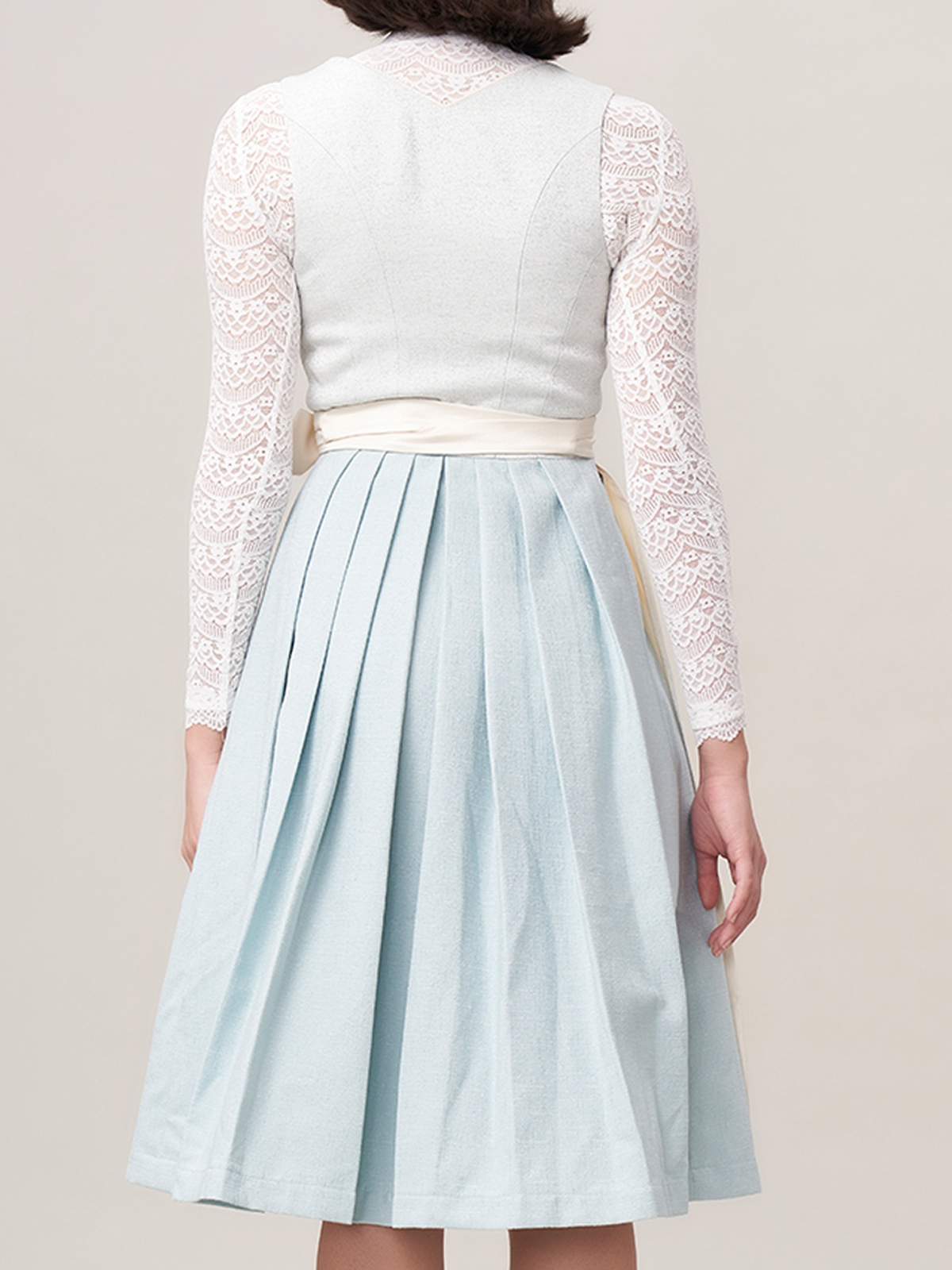 Schönes blaues Dirndl