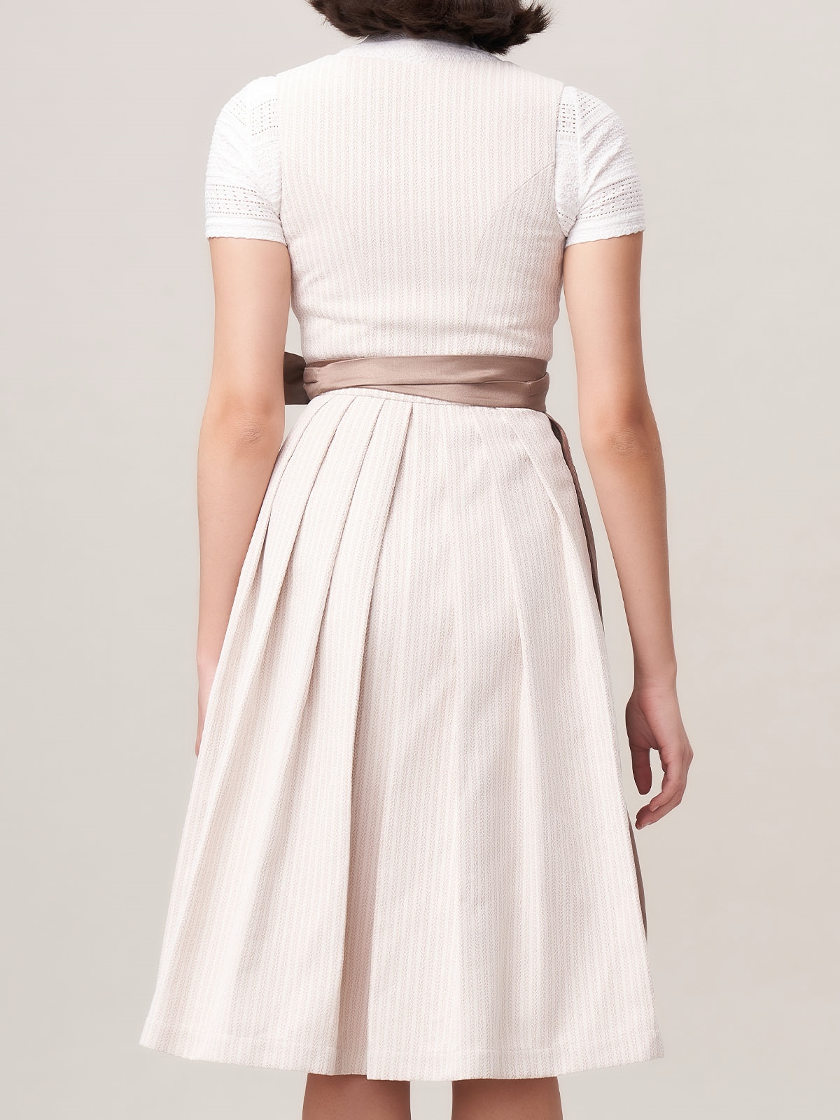 Elegantes beiges Dirndl