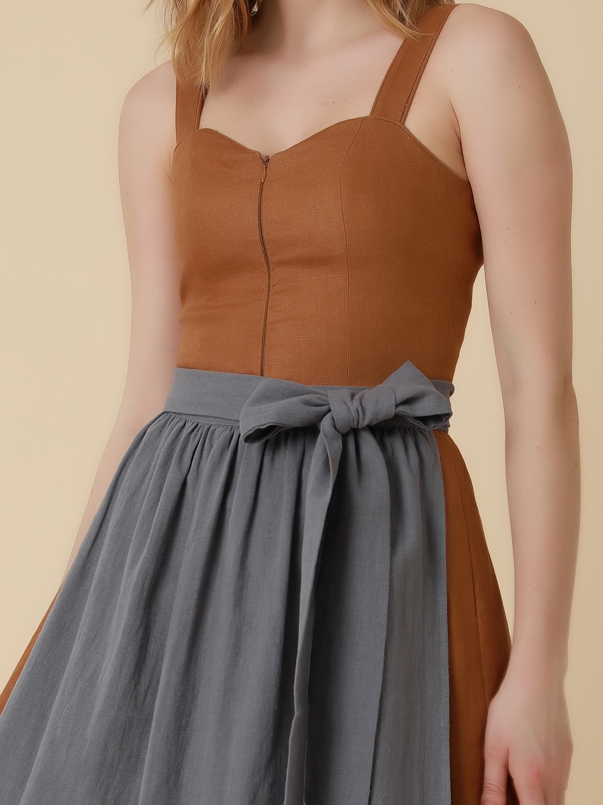 Modernes gelbes Dirndl