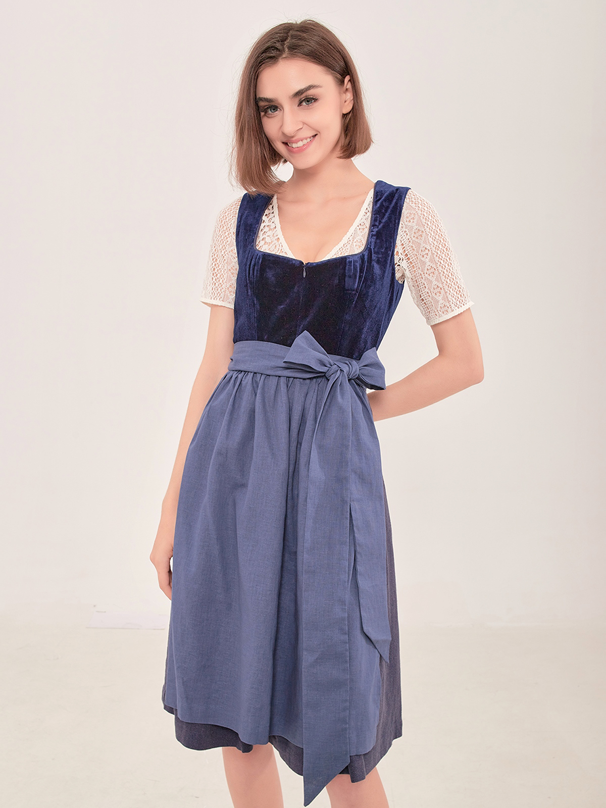 Dirndl mit geradem Ausschnitt in Blau
