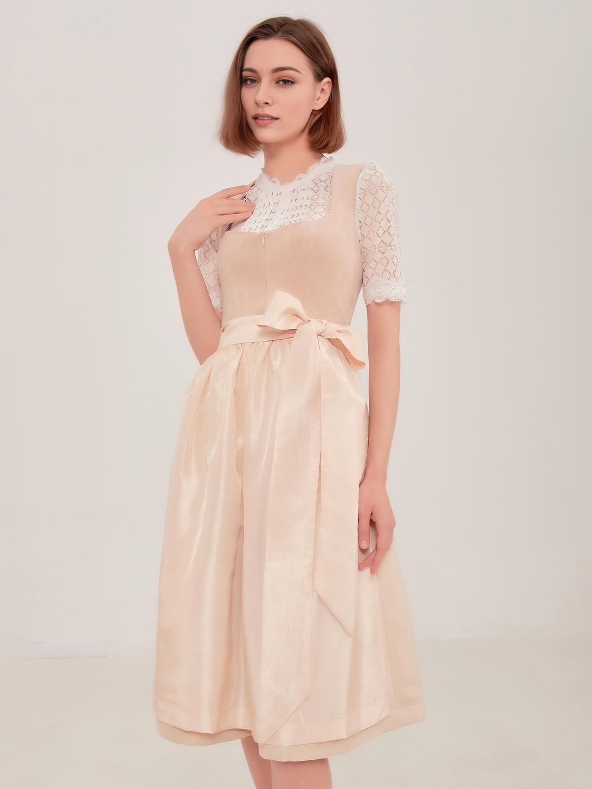 Braunes Dirndl mit beiger Schürze