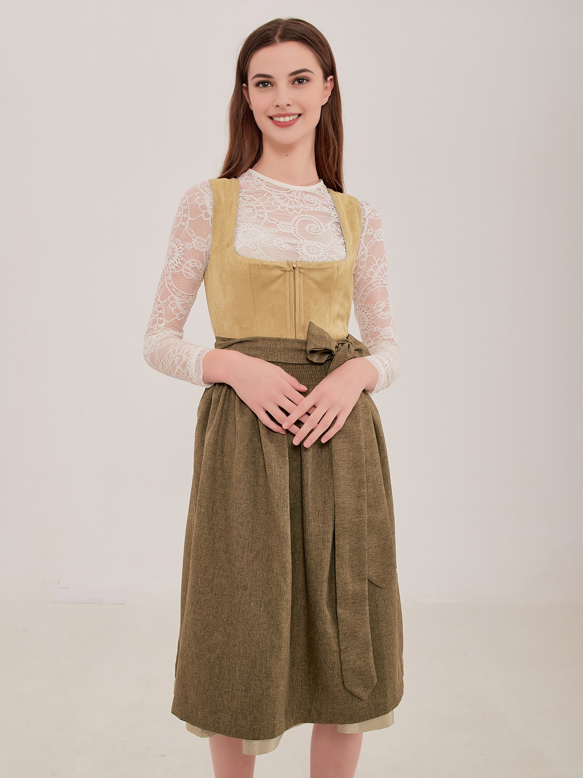 Ein modernes schwarz-rotes Dirndl mit floralen Akzenten