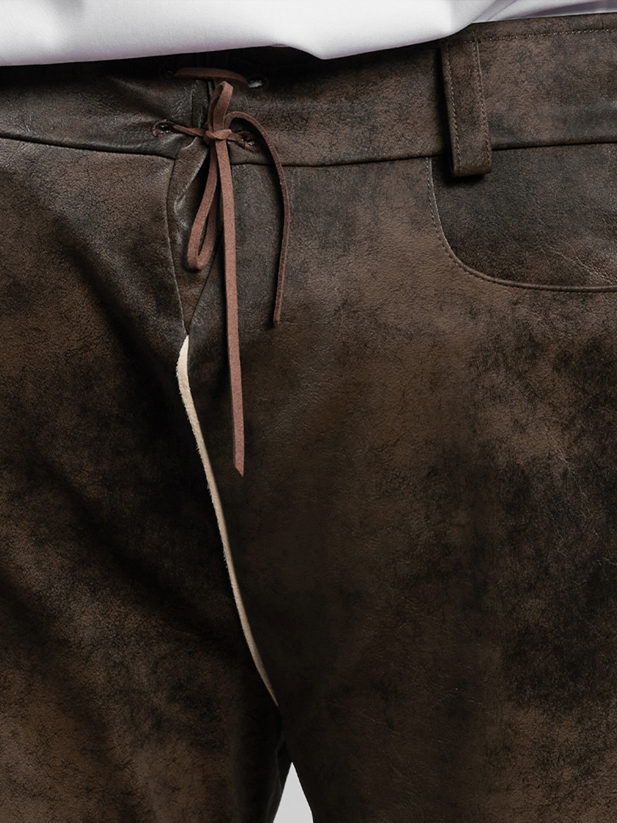 Dirndlbluse mit Lederhose