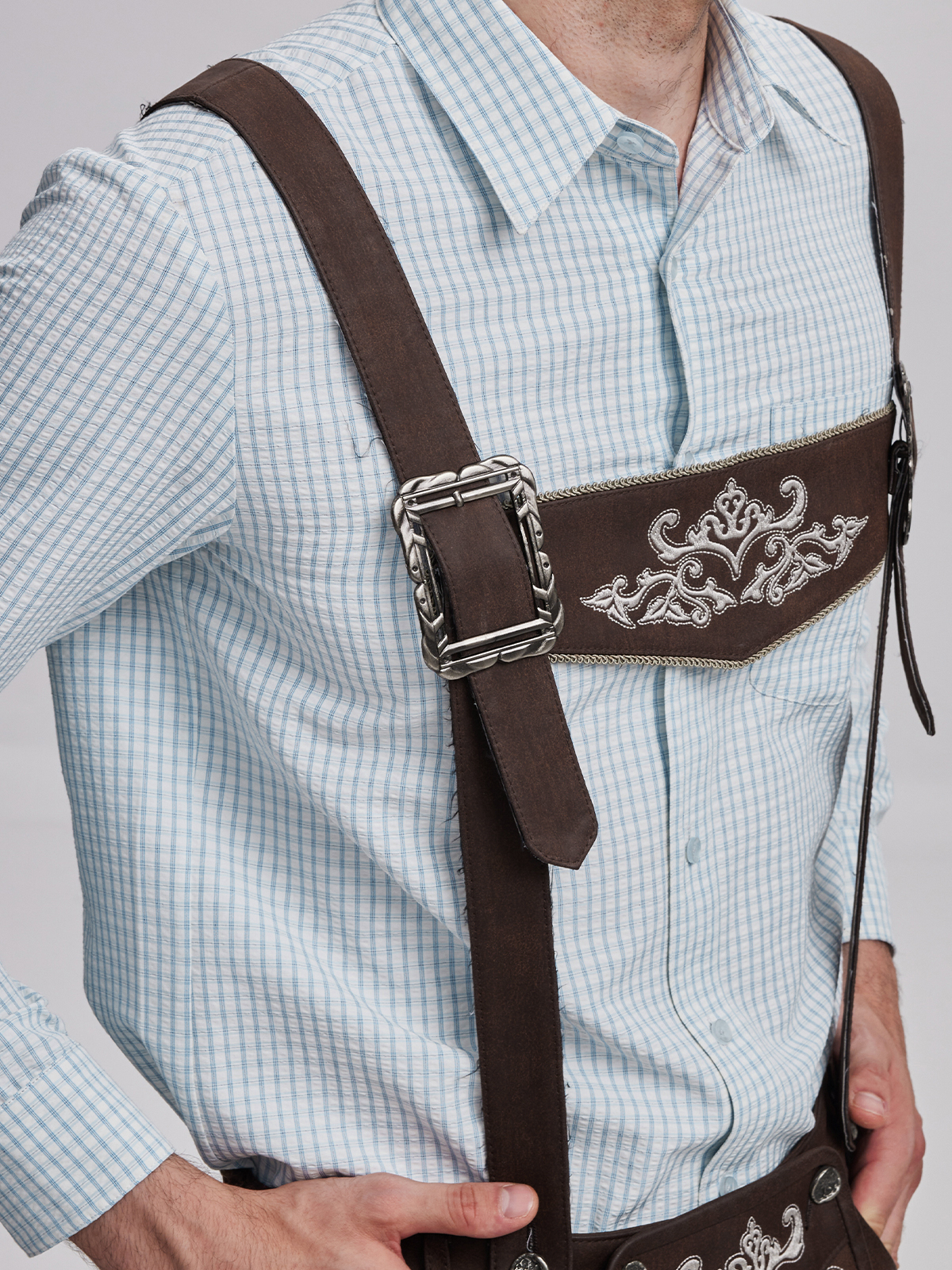 Modernes blaues Dirndl mit raffinierten Details