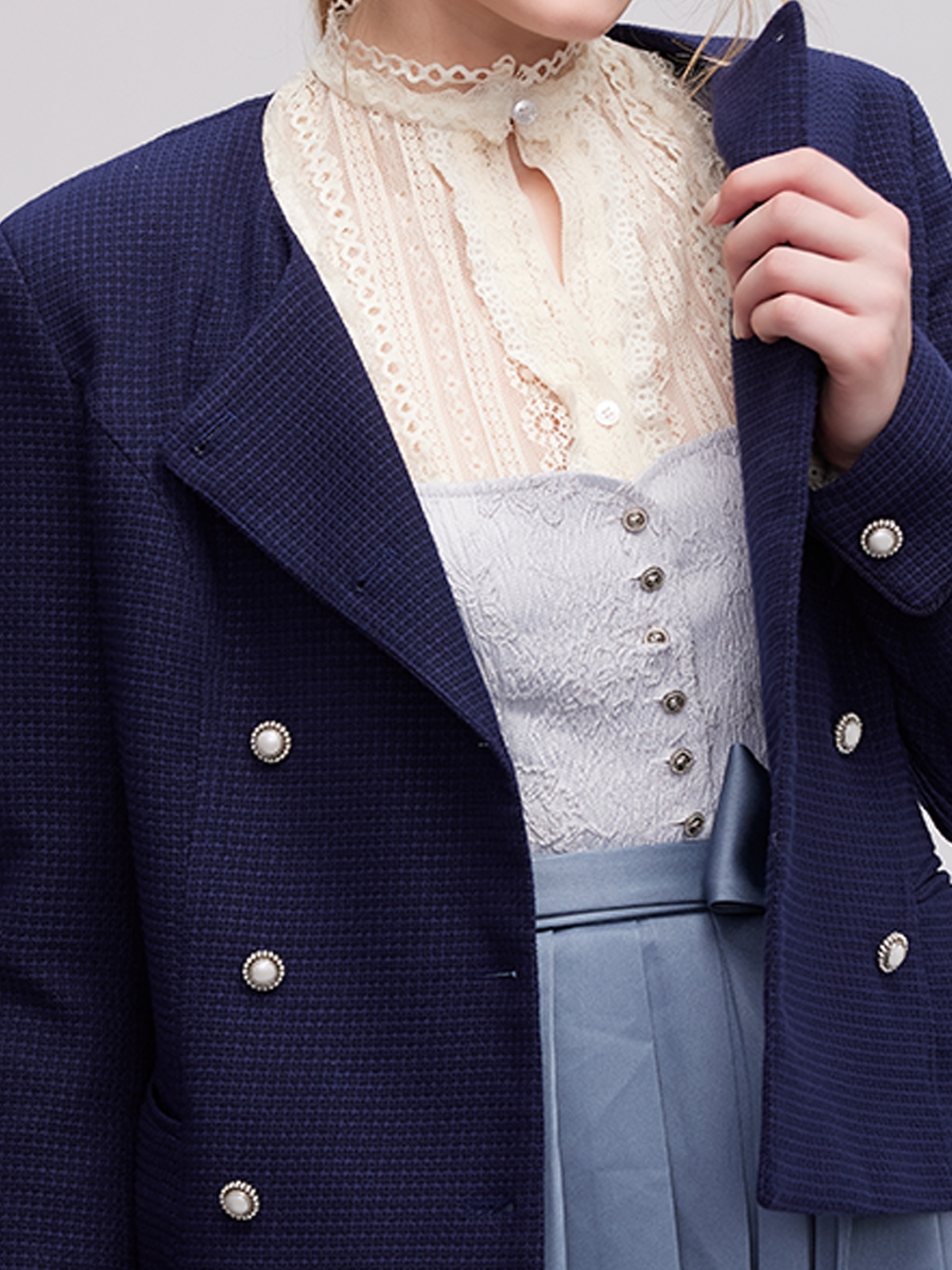 Rosa Dirndl mit blauer Jacke