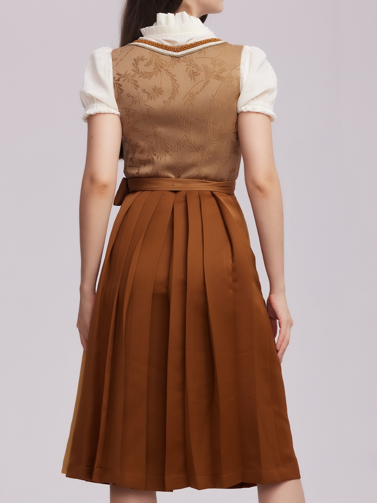 Dirndl in Gelb mit floralen Details