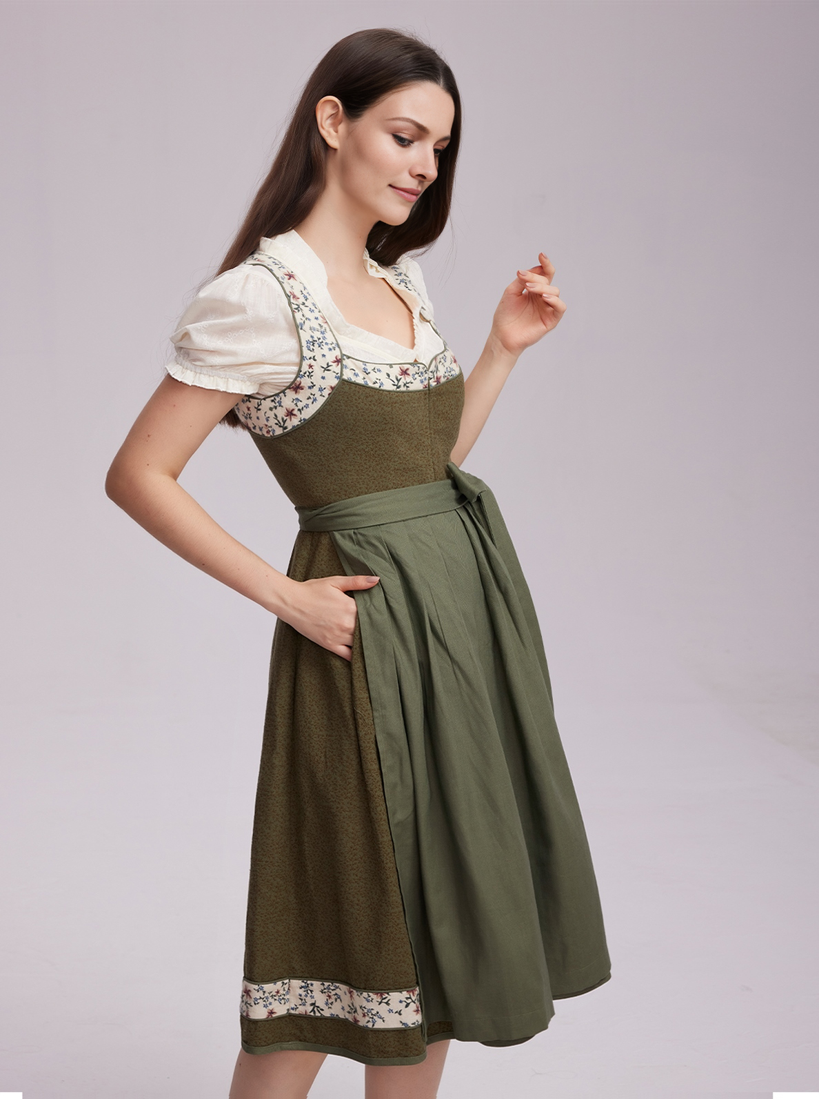 Dirndlbluse mit Lochausschnitt in Grün