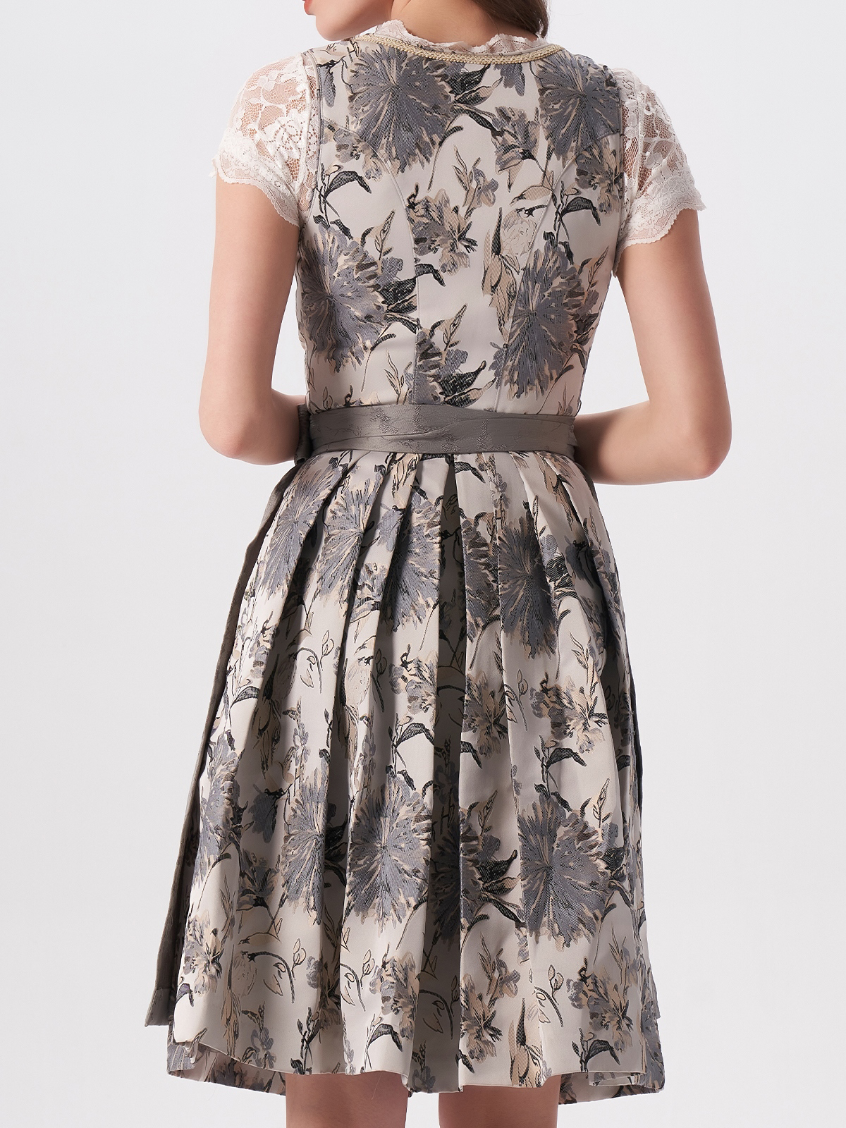 Beige Dirndl mit grazilem Schnitt