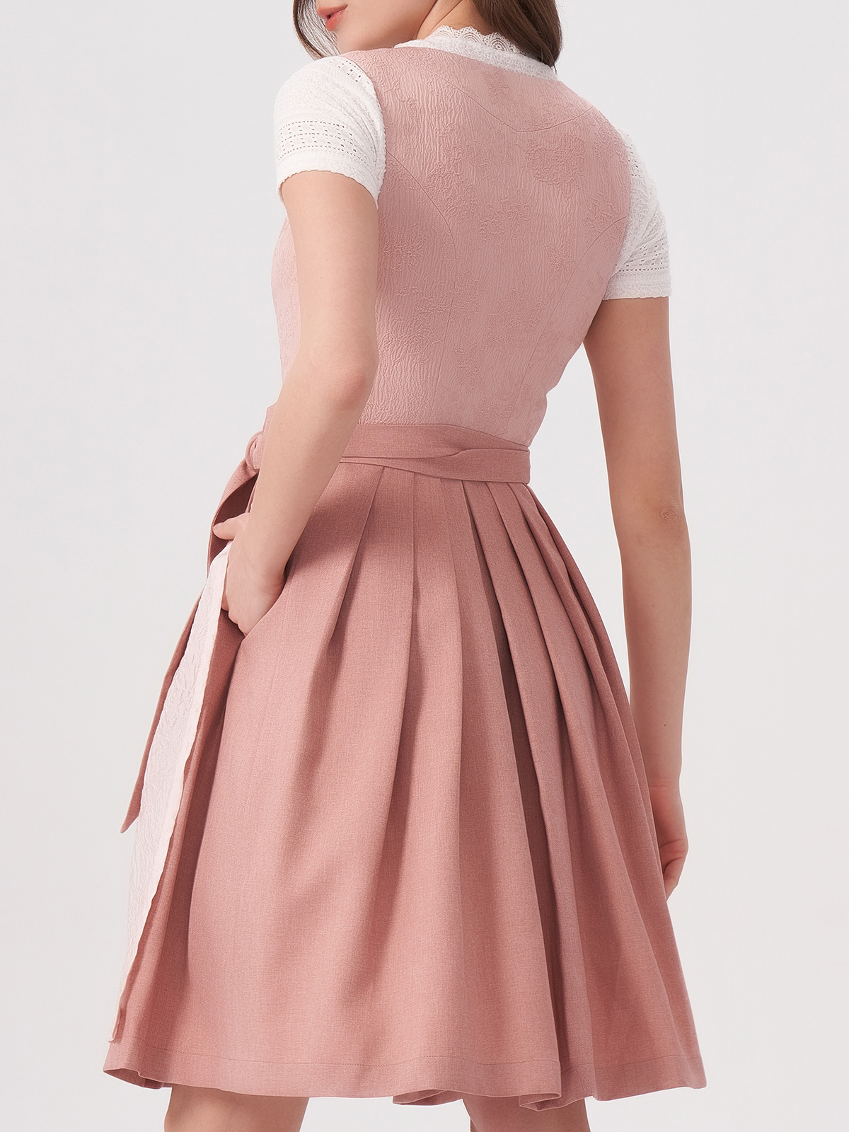 Modernes Dirndl in Rosa mit eleganter Taillenbetonung