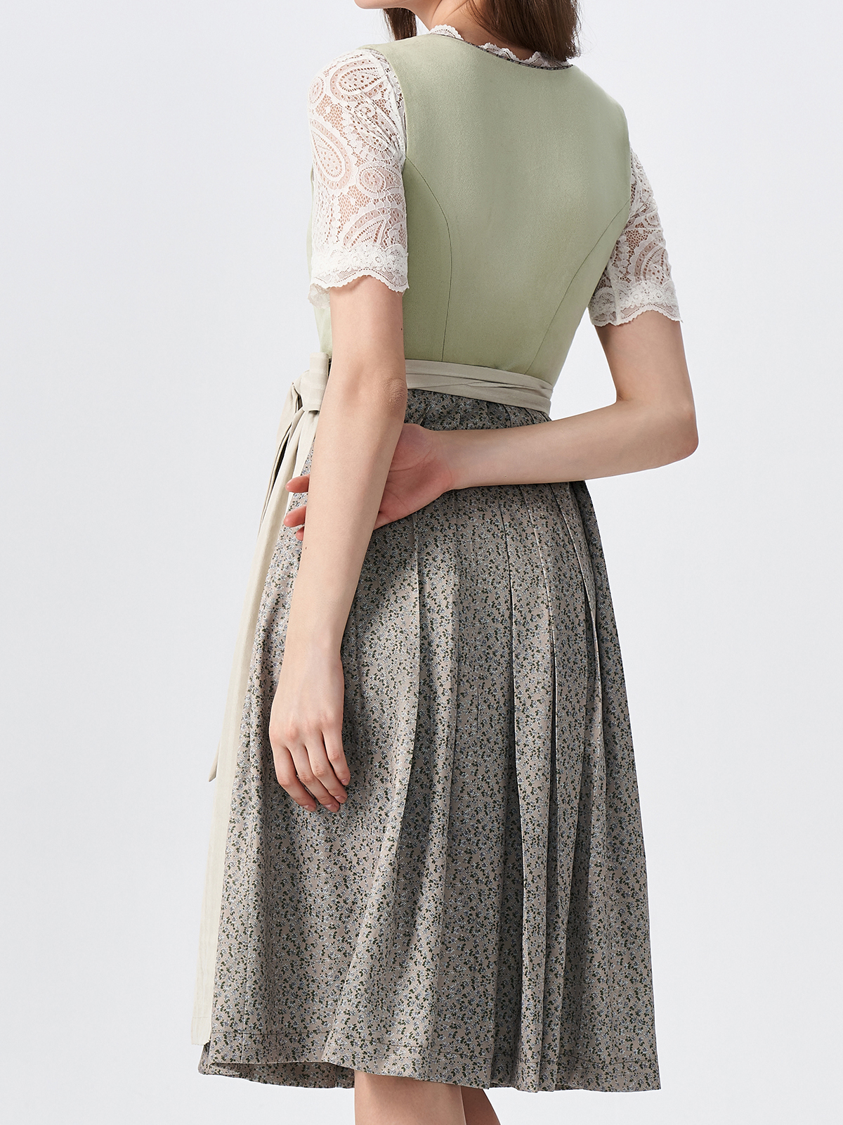 Ein wunderschönes blaues Dirndl mit traditionellem Schnitt