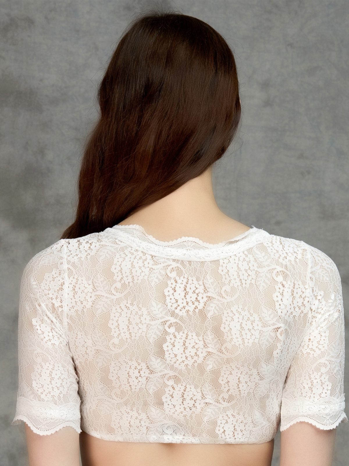 Modernes Dirndl in Weiß mit feinen Details