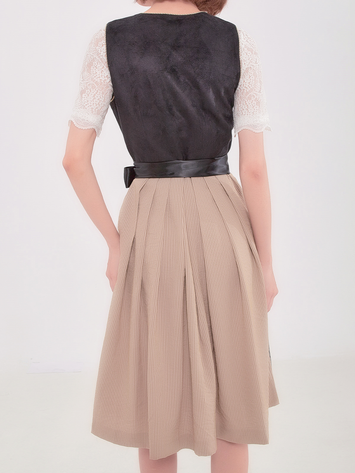 Elegantes schwarzes Dirndl mit floralen Details