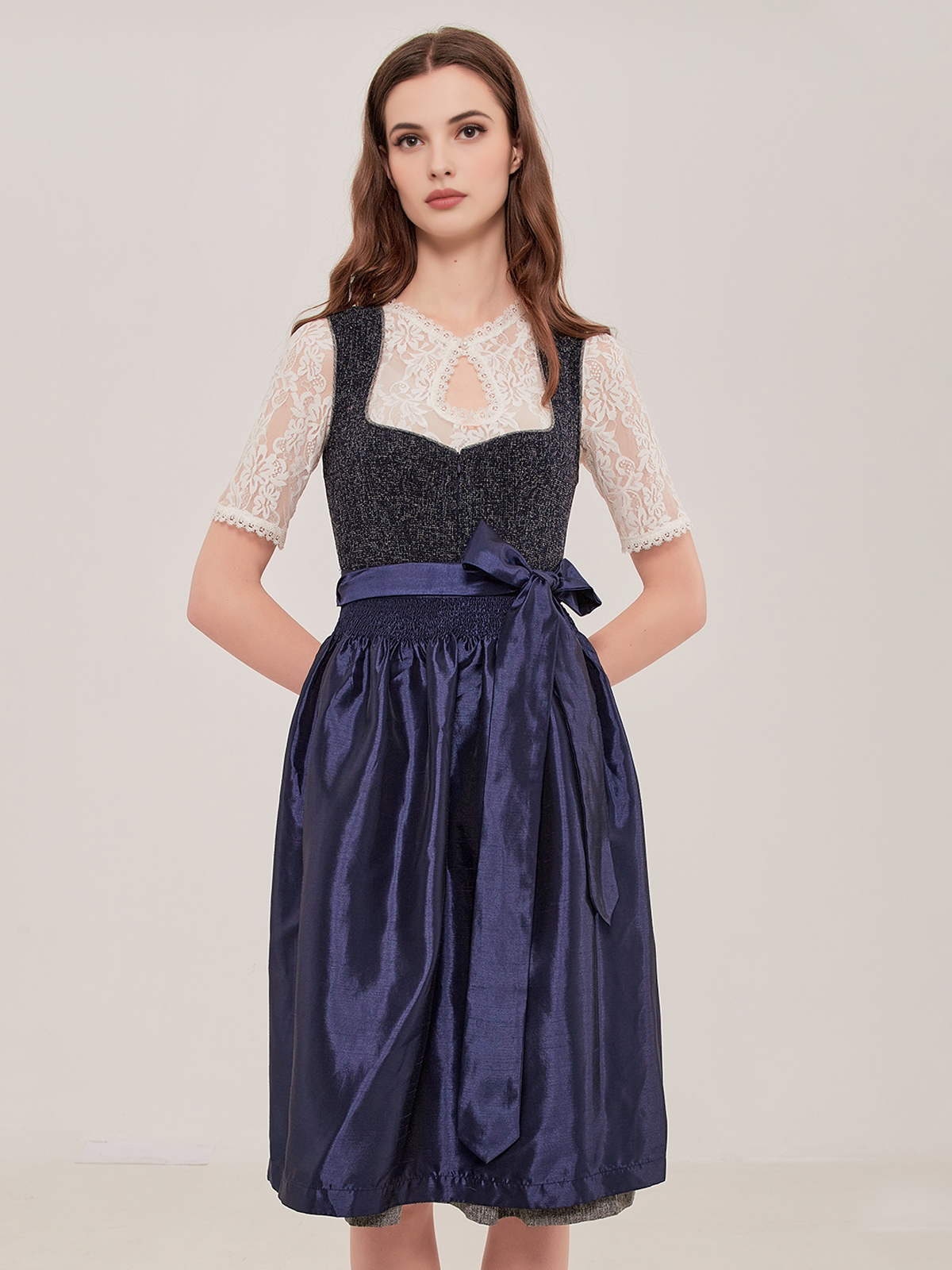 Modernes lila Dirndl mit Spitzenbesatz