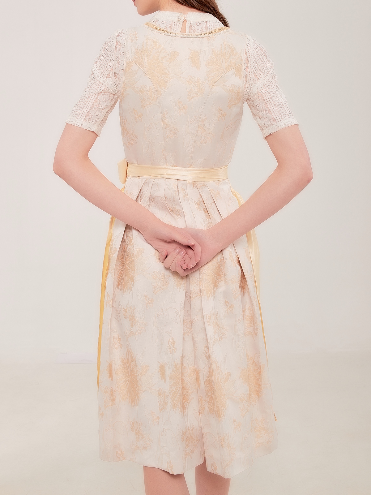 Dirndl in Gelb – ein Beispiel für einen frühlingshaften Look