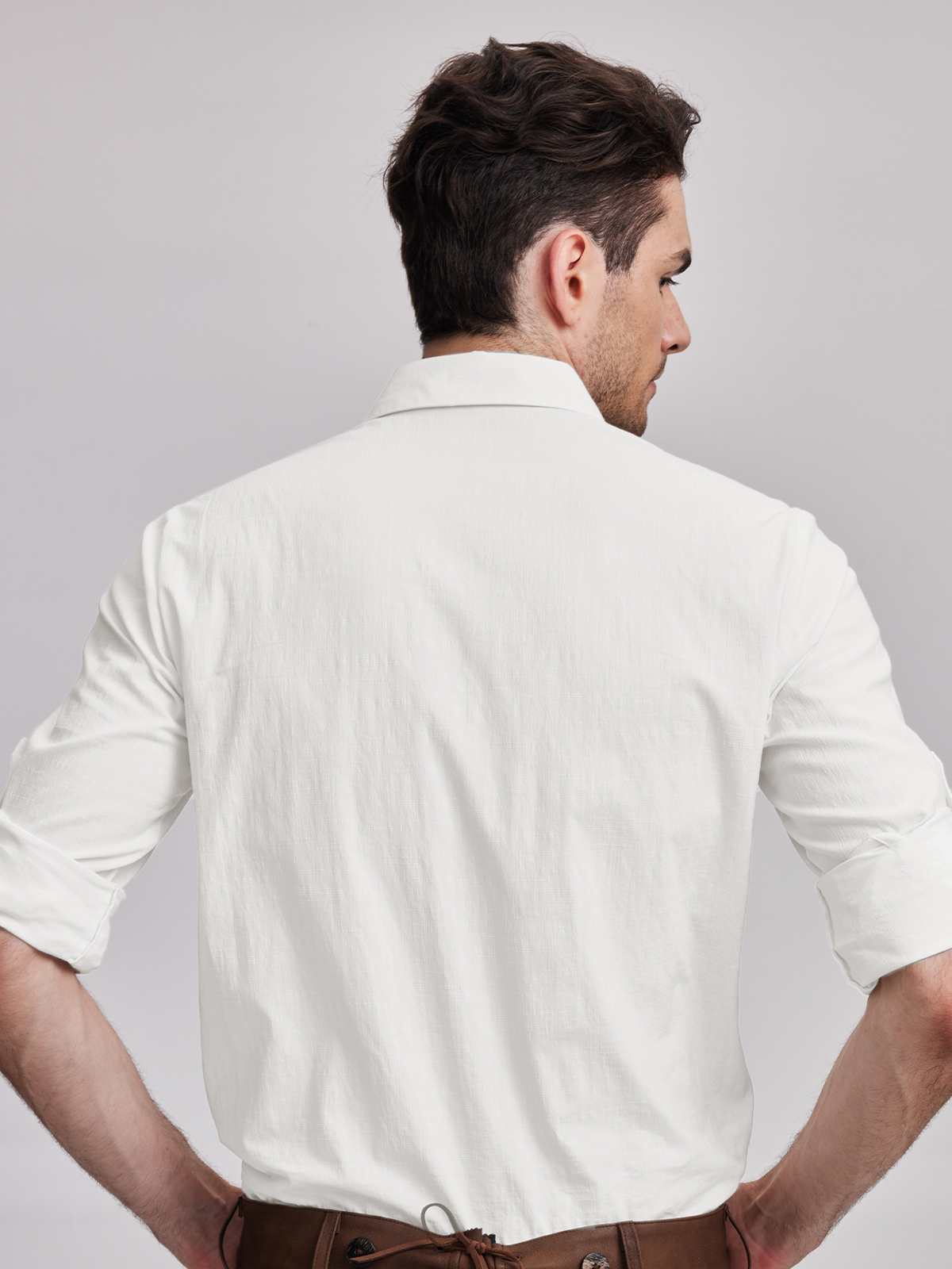 Traditionelles Dirndl in Weiß