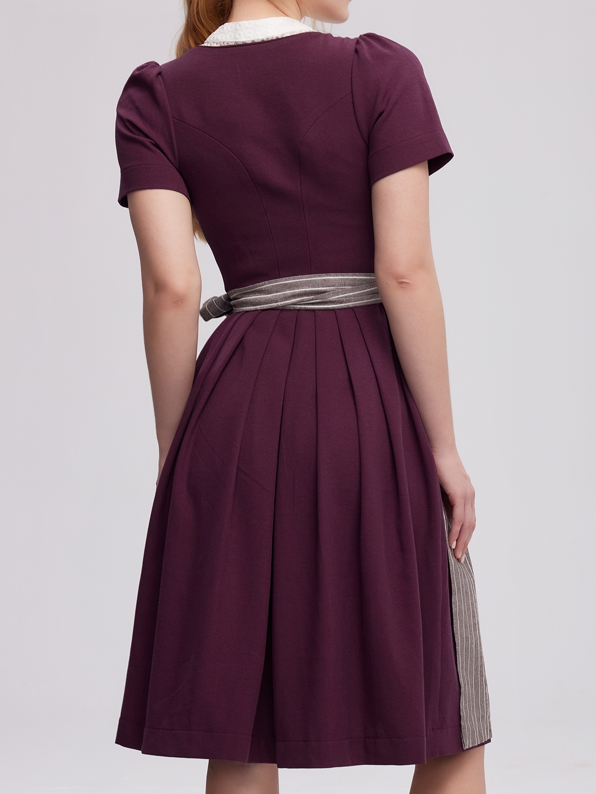 Modernes Dirndl in Lila