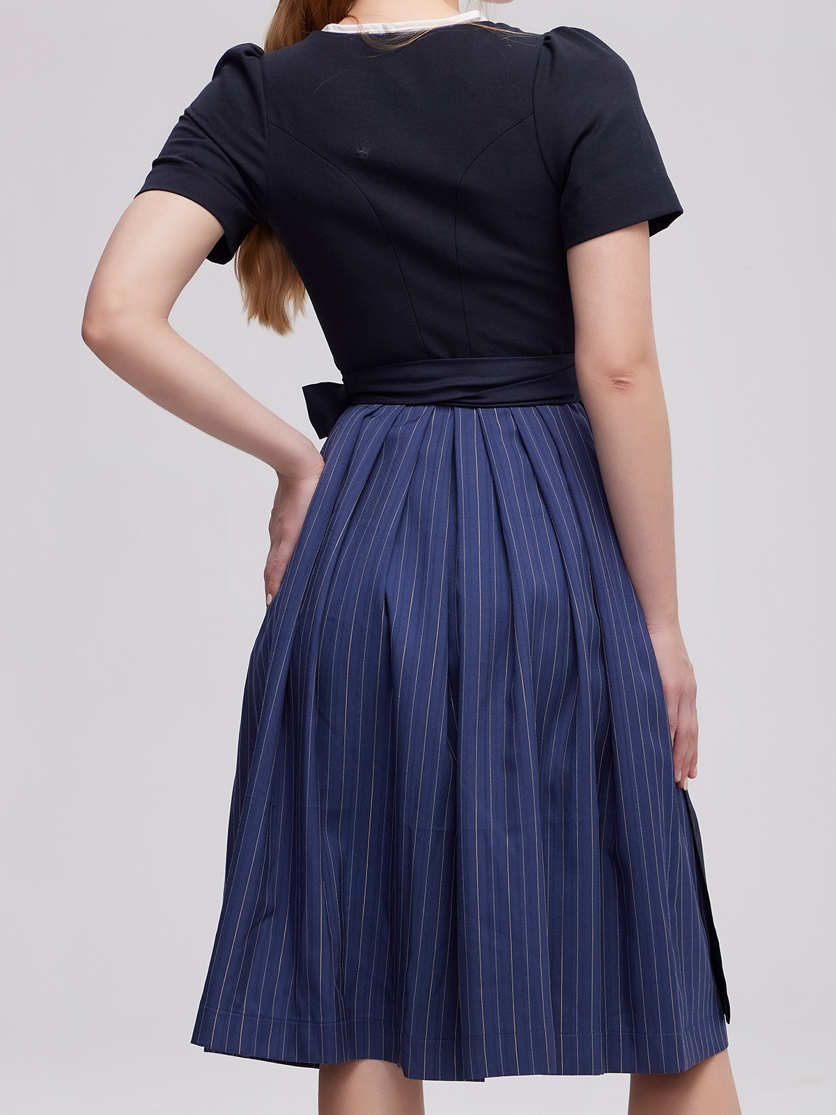 Modernes blaues Dirndl mit schmeichelndem Schnitt