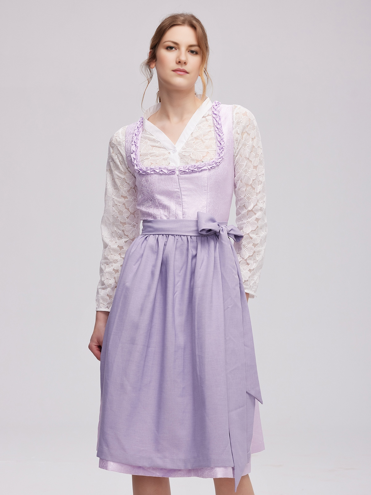 Ein rosa Dirndl mit floralen Details – perfekt für Festivals und Hochzeiten