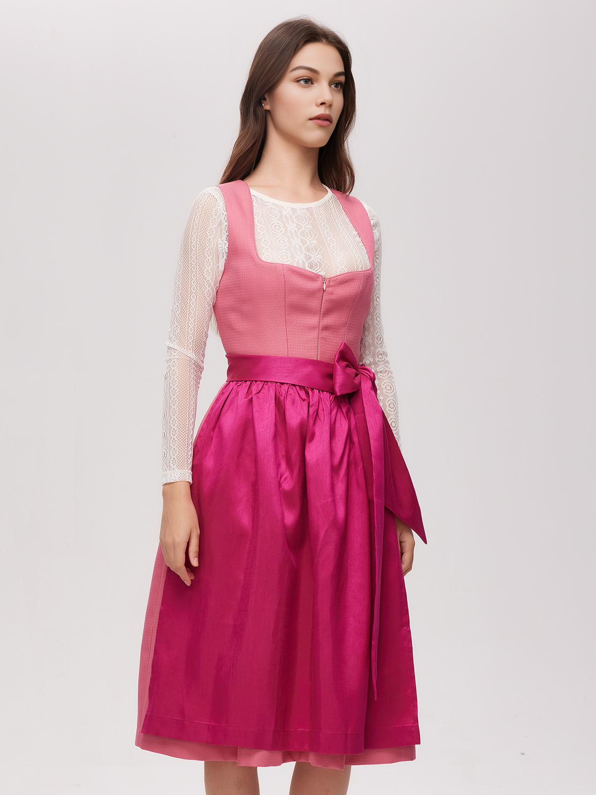 Blaues Dirndl mit floralen Details